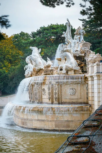 Viyana, Avusturya, 14 Ekim 2016: Fıskiyede bahçede Schonbrunn Palace Viyana, Avusturya — Stok fotoğraf