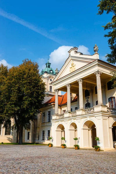 Kozlowka, Polen, 31 augusti 2018: Zamoyski Palace i Kozlowka. Det är en stor rokoko och neoklassiska palace complex ligger i Kozlowka nära Lublin i östra Polen — Stockfoto