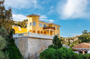 İspanya 'nın Costa del Sol kıyısındaki beyaz binalar