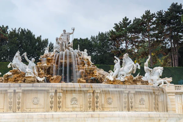 Viena, Austria, 14 de octubre de 2016: Fuente en el jardín del Palacio Schonbrunn en Viena, Austria — Foto de Stock