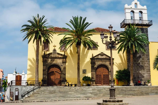 Garachico, Isla de Tenerife, España, 08 JUNIO 2015: Calle Garachico Ciudad en Isla Tenerife, Canarias, España — Foto de Stock