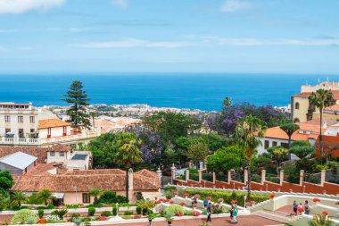 La Orotava, Tenerine, İspanya, 11 Haziran 2015: Tropikal botanik bahçeleri Tenerife, Kanarya Adaları La Orotava şehirde bilinmeyen turist ziyaret