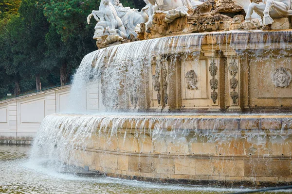 Viena, Austria, 14 de octubre de 2016: Fuente en el jardín del Palacio Schonbrunn en Viena, Austria —  Fotos de Stock
