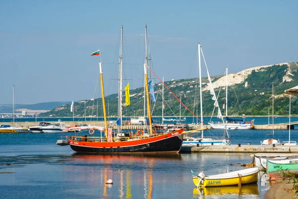 Bałczik, Bułgaria, 08 lipca 2013: Jachty i łodzie są zacumowane w przystani miasta Bałczik Wybrzeże Morza Czarnego, Bułgaria — Zdjęcie stockowe