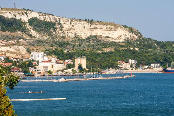 Balchik, Bulgaria, 09 de julio de 2013: vista de la ciudad de balchik, costa del mar negro en bulgaria — Foto de Stock