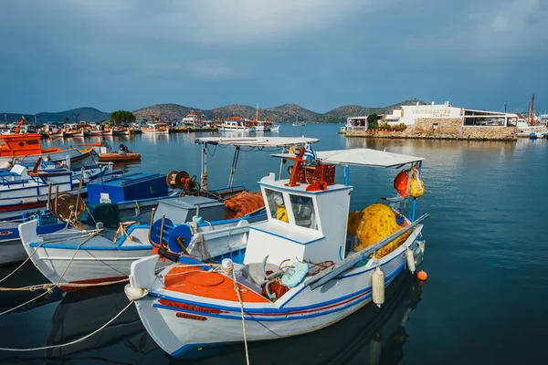 Kreta, Elounda, 07 juni, 2017: fartyg och fiskebåtar i hamnen i Elounda, Kreta, Grekland — Stockfoto