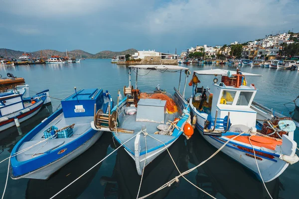 Kreta, Elounda, 07 czerwca 2017: statki i łodzie rybackie w porcie Elounda, Kreta, Grecja — Zdjęcie stockowe