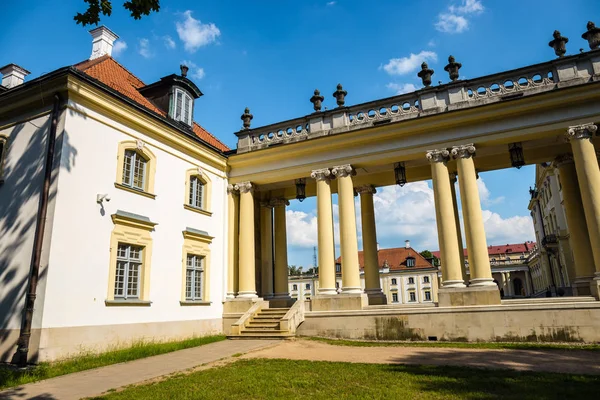 Fachada del Museo de Historia de la Medicina y Farmacia en el Palacio de Branicki, Polonia — Foto de Stock