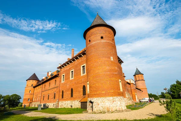 O Castelo Real de Tykocin localizado na margem direita do rio Narew em Tykocin, Polônia . — Fotografia de Stock