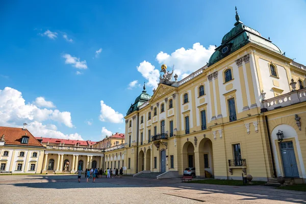 ビアリストク,ポーランド,2019年6月8日:ブラニッキ宮殿の医学と薬局の歴史博物館のファサード, ポーランド — ストック写真