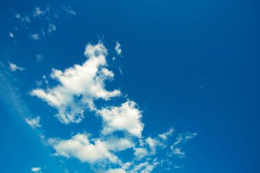 açık bir gökyüzü bulutlu