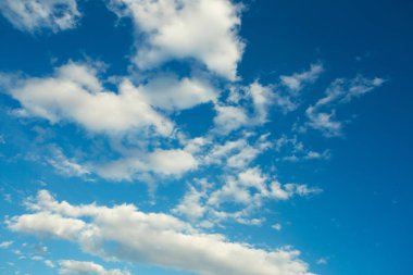 açık bir gökyüzü bulutlu