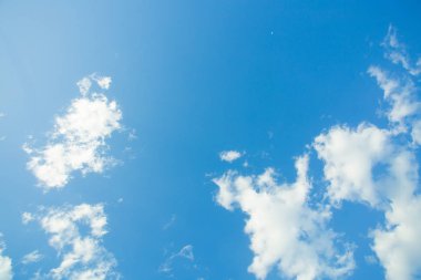 açık bir gökyüzü bulutlu