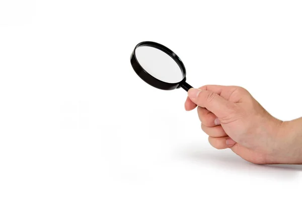 Beyaz arkaplanda el ele tutuşan büyüteç.