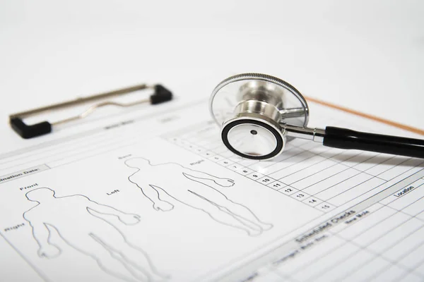 Stetoskop tıbbi bir formda. Sağlık kavramı.
