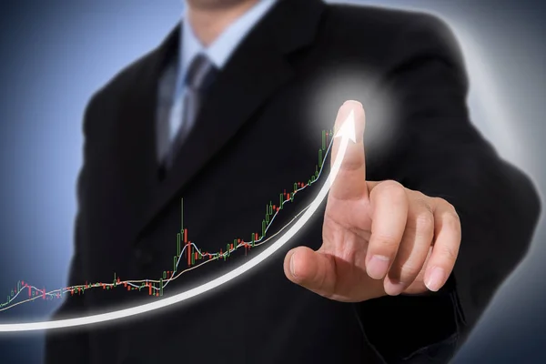 Empresário Tocando um gráfico indicando crescimento — Fotografia de Stock