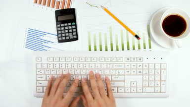 Yazarak eller klavye. Üstten görünüm.