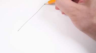Pisagor teoremi beyaz kağıda yazı bir adamın elini.