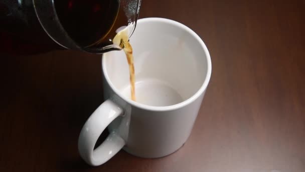 Verser le café dans une tasse