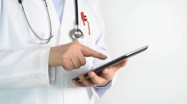 Doktor tablet kullanıyor.