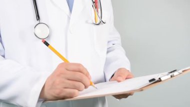 Doktorlar el tıbbi grafik üzerinde yazma
