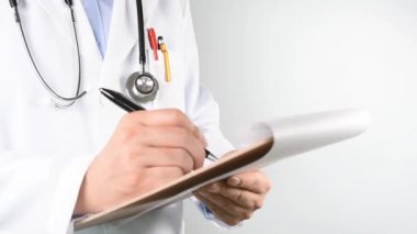 Doktorlar el tıbbi grafik üzerinde yazma