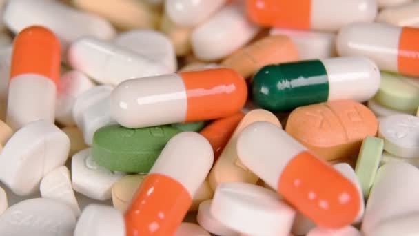 Gros plan de nombreux médicaments de filature différents.