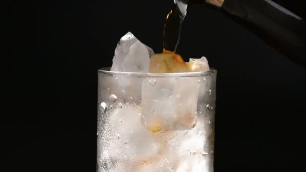 Copo Vidro Com Gelo Bebida Fundo Preto — Vídeo de Stock