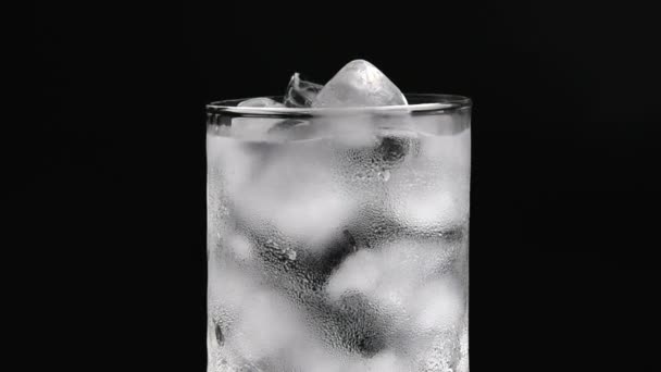 Coupe Verre Avec Glace Eau Sur Fond Noir — Video