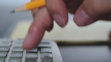 Erkekler bir hesap makinesini kullanarak video koleksiyonu.