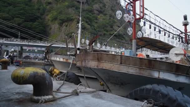 鱿鱼渔船停靠在 Ulleungdo Dodong — 图库视频影像