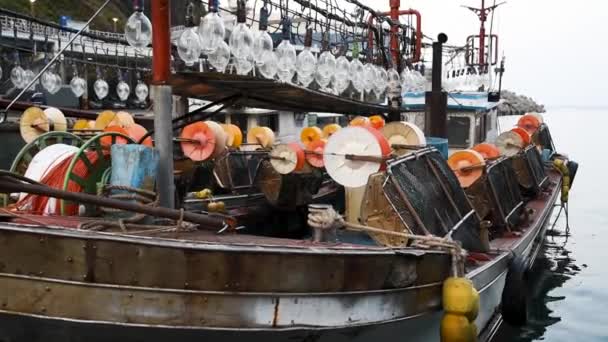 鱿鱼渔船停靠在 Ulleungdo Dodong — 图库视频影像