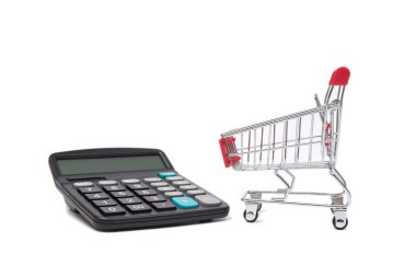 Alışveriş sepeti ve beyaz arka plan üzerinde dijital hesap makinesi mini