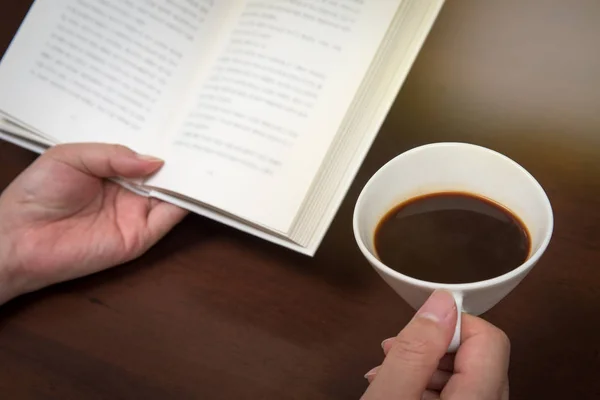 Die Hand Des Mannes Liest Mit Einer Tasse Kaffee Der — Stockfoto