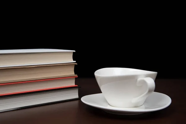 Livros Empilhados Mesa Com Uma Xícara Café — Fotografia de Stock