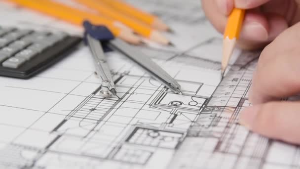 De hand van een mannelijke architect een ontwerp met behulp van een potlood tekening. — Stockvideo