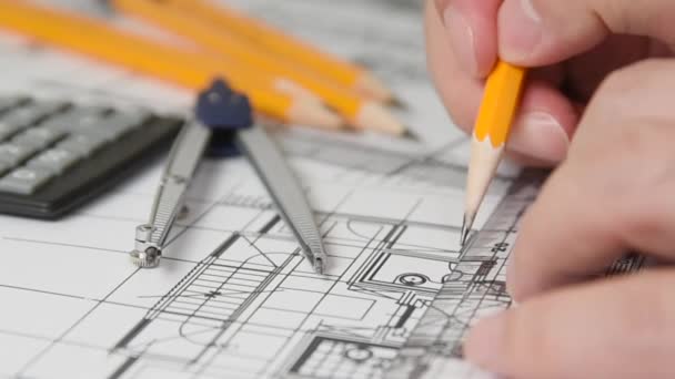 Рука чоловіка-архітектора малює дизайн за допомогою олівця . — стокове відео