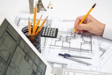 Bir tasarım bir kalem kullanarak çizim bir erkek mimar el.