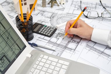 Bir tasarım bir kalem kullanarak çizim bir erkek mimar el.