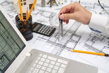 Bir tasarım bir kalem kullanarak çizim bir erkek mimar el.