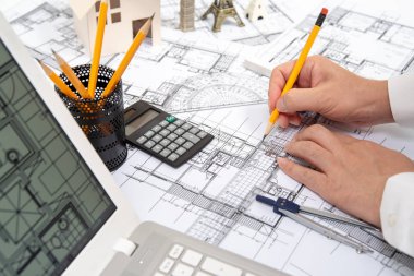 Bir tasarım bir kalem kullanarak çizim bir erkek mimar el.