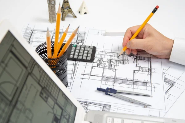 Bir tasarım bir kalem kullanarak çizim bir erkek mimar el.