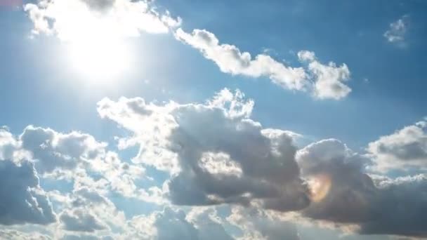 구름은 푸른 하늘에 움직이고 있다. Timelapse. — 비디오