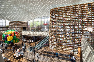 Starfield Coex alışveriş merkezinde Starfield kitaplığının görünümü.