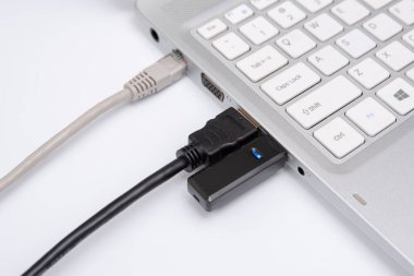 LAN kablosu bağlı dizüstü bilgisayar, HDMI kablosu, Usb bellek