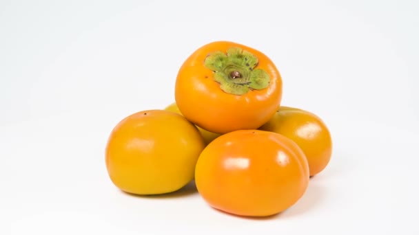 Φρέσκα γλυκό persimmon φρούτα που απομονώνονται σε λευκό φόντο. — Αρχείο Βίντεο