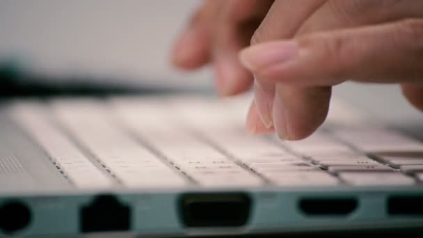 Adam Elleri Bilgisayar Klavyesinde Yazıyor — Stok video