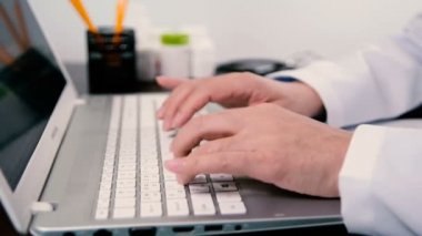 Bilgisayar klavye kullanarak bir erkek doktor Close-up.