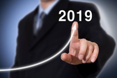 2019 kavramı, kalkınma ve büyüme. İşadamı yeni yıl kavramı