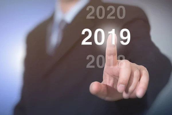Biznesmen Wskazującego Rok 2019 Biznesmen Koncepcja Nowego Roku — Zdjęcie stockowe